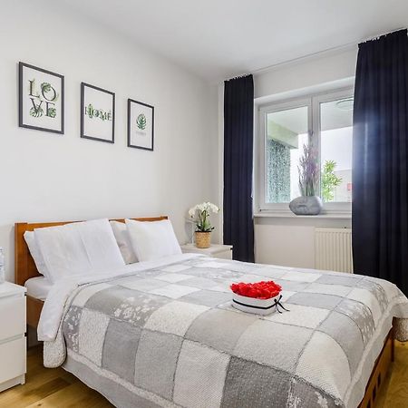 Family Apartment With A Terrace On Aleje Jerozolimskie Warszawa Eksteriør bilde